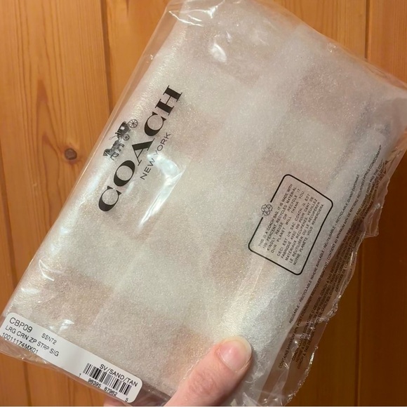 Lg Coach Zip Wristlet NWT - Picture 3 of 8